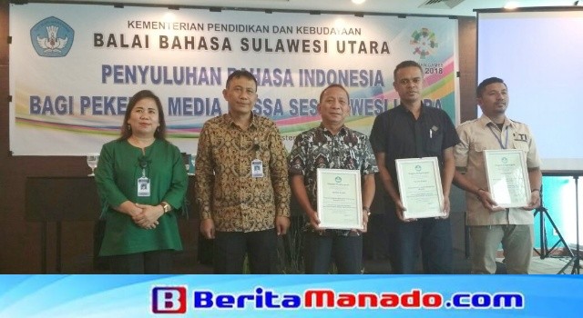 Ketua BBPSU Supriyanto Widodo bersama Ketua Panitia Penyuluhan Nurul Qomariah, menyerahkan sertifikat kepada pimpinan organisasi jurnalis di Sulut.