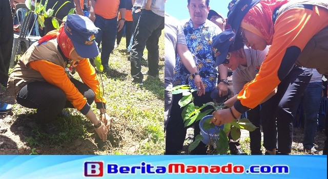 Direktur Logistik BNPB Prasinta Dewi dan Bupati Minut Vonnie Panambunan menanam pohon di bantaran sungai.