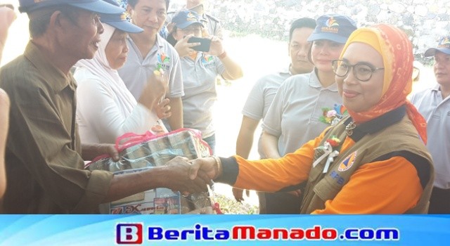 Direktur Logistik BNPB RI Prasinta Dewi menyerahkan bantuan bagi korban bencana di Likupang.
