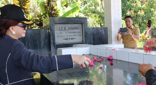 Bupati Minut Vonnie Panambunan menabur bunga di makam Maria Walanda Maramis.