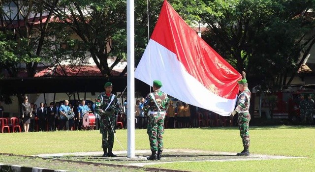 TNI mengibarkan bendera.