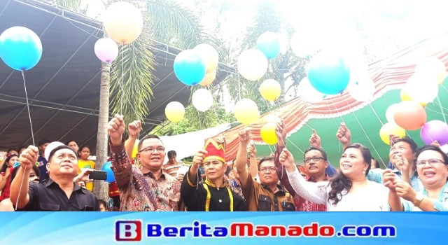 Pelepasan balon sebagai tanda sukacita HUT Desa Sawangan.