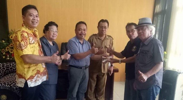 Ketua DPD II Golkar Minut Denny Wowiling didampingi Fraksi Partai Golkar di DPRD Minut, menyerahkan bantuan dari Ketua Golkar Sulut Tetty Paruntu kepada IPMU.