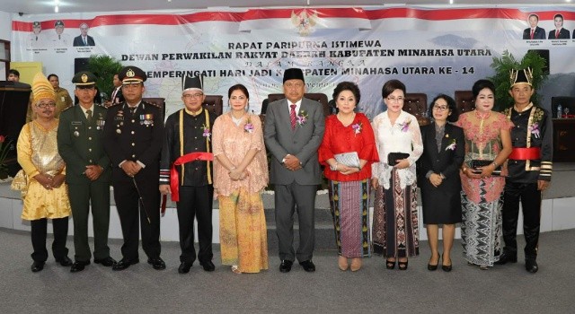 Gubernur Sulut Olly Dondokambey bersama istri dan para Forkopimda Minut.