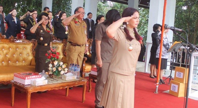 Bupati Vonnie Panambunan Irup dalam upacara Hari Guru Nasional.