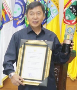 Bupati James Sumendap menerima penghargaan kabupaten sehat