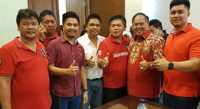 Jeffry Korengkeng (kedua dari kanan) bersama pendukungnya saat berada di Sekretariat DPD PDIP Sulut. (Foto:IST)