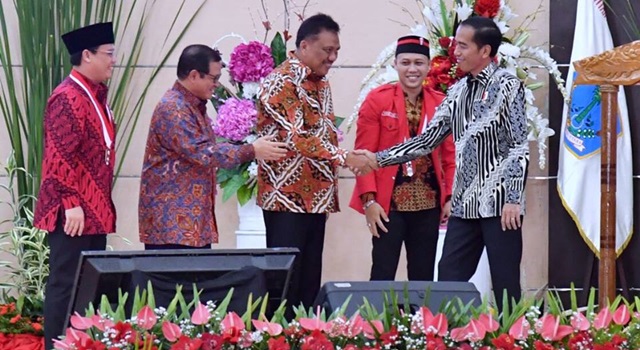 Presiden Joko Widodo memberi ucapan selamat kepada Gubernur Sulut Olly Dondokambey. (Foto:IST)