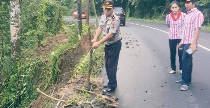 Kapolsek Ratahan Kompol Sammy Pandelaki memantau sekaligus memasang police line di lokasi longsor gunung potong