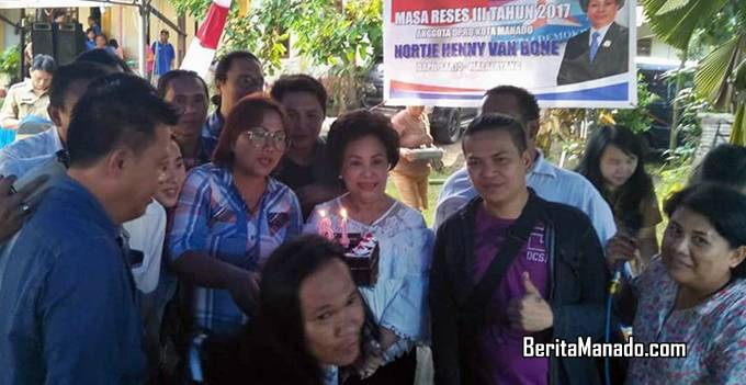 Ketua DPRD Kota Manado, Noortje Van Bone mendapat kejutan dari sejumlah wartawan yang tergabung di Komunitas Pers Manado (KPM)