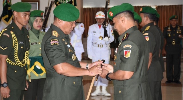 Penyerahan tongkat komando dari Mayjen TNI Ganip Warsito kepada Kolonel Inf Robert Giri
