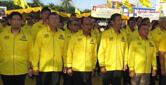 Marhanny Pua diapit Raski Mokodompit dan Sunardi Sumantha, di pelantikan DPD I Partai Golkar Sulut