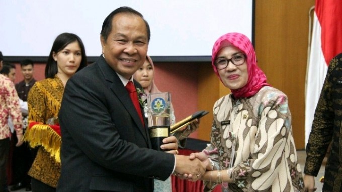 Wali kota ketika menerima penghargaan Kota Sehat
