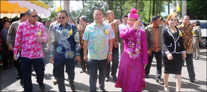 Wakil Ketua DPRD Sulut Wenny Lumentut SE, Wakil Wali Kota Tomohon Syerly Sompotan ikut mendampingi Wali Kota Tomohon saat menjemput Uskup Manado. 