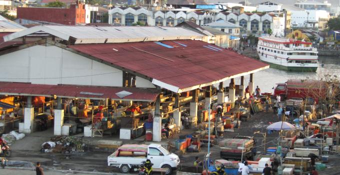 Pasar terbesar di Kota Manado