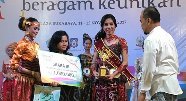 Ribka Mandagi saat menerima hadiah sebagai Runner Up II Pemilihan Puteri Kemilau Sulawesi 2017. (Foto:IST)