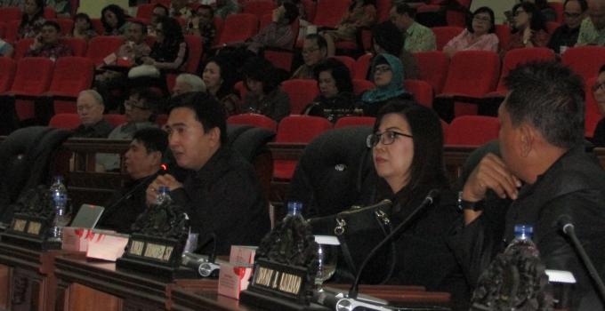 Interupsi Rocky Wowor di rapat paripurna DPRD Sulut, Kamis (16/11/2017)