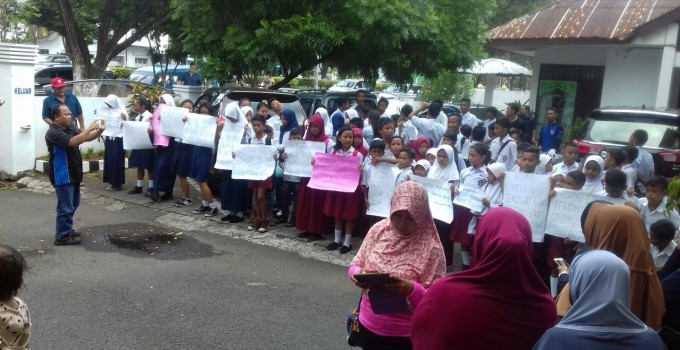 Aksi siswa SD dan SMP Guppi di Pengadilan Negeri Kota Bitung 