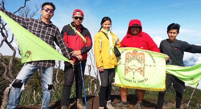 Veronika Kanter (tengah) bersama teman-teman kelompok pencinta alam saat berada di atas puncak gunung. (Foto:IST)