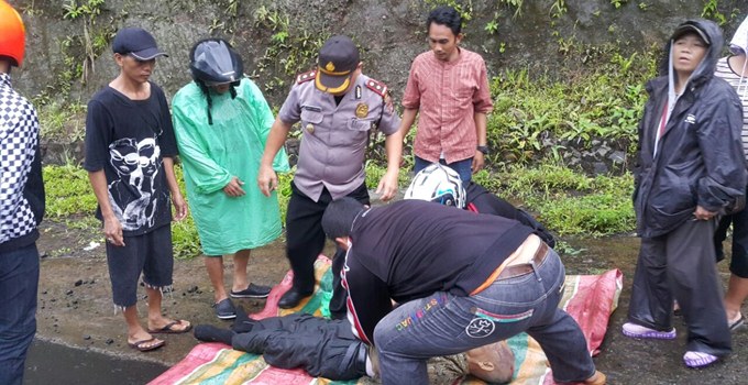 Kapolsek Ratahan Kopol Sammy Pandelaki dibantu warga melakukan evakuasi korban