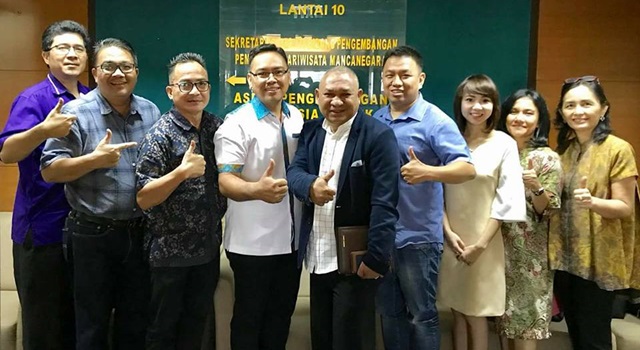 Dino Gobel (ketiga dari kiri) dan Vincent Jemadu (tengah) bersama para peserta Diskusi Strategi Promosi Pariwisata Sulut. (Foto:IST)