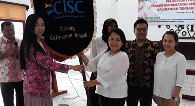 Aryanthi Baramuli (kiri) saat melantik Pengurus CISC Kalimantan Tengah. (Foto:IST)