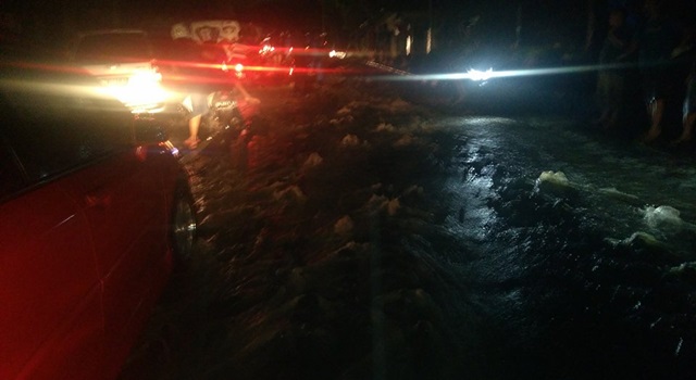 Situasi lalulintas macet akibat ruas jalan digenangi air. (Foto:BeritaManado.com)