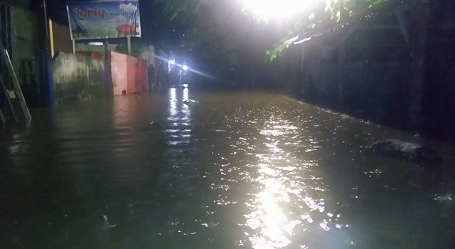 Kondisi banjir di salah satu wilayah Kota Manado. (Foto:BeritaManado.com)