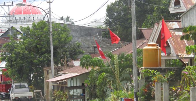 Bendera Merah terpasang di tepi jalan di semua kecamatan di Mitra yakni, Tombatu, Ratahan, Belang, Ratatotok dan kecamatan lainnya