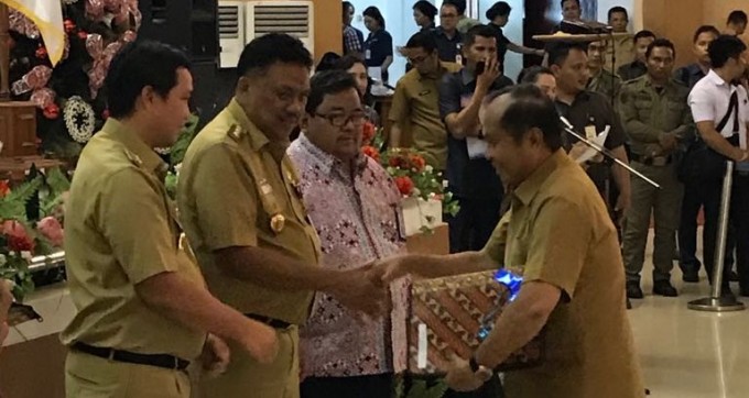 Wali kota ketika menerima pengharagaan terbaik pengelolaan DAK Fisik 2017 se-Sulut