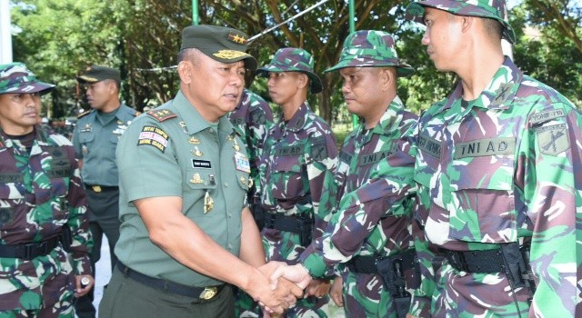 Mayjen TNI Ganip Warsito bersama prajurit