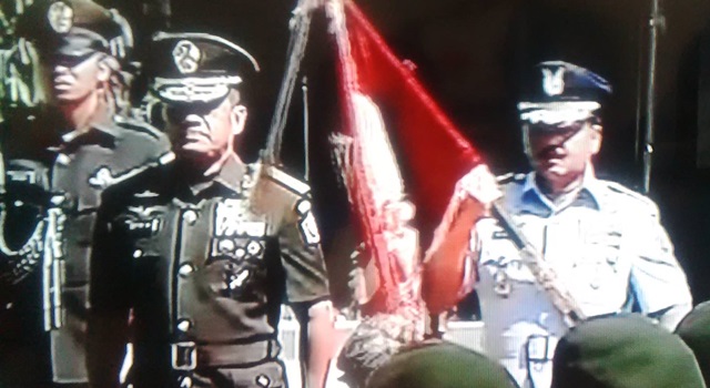 Marsekal TNI Hadi Tjahjanto (kanan) usai menerima Panji TNI dari Jenderal TNI Gatot Nurmantyo
