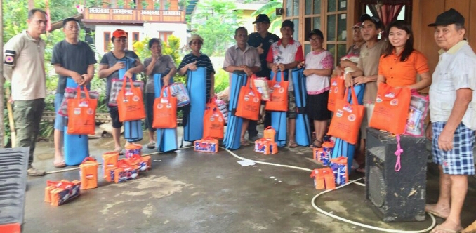 BPBD Mitra menyerahkan bantuan kepada warga korban banjir