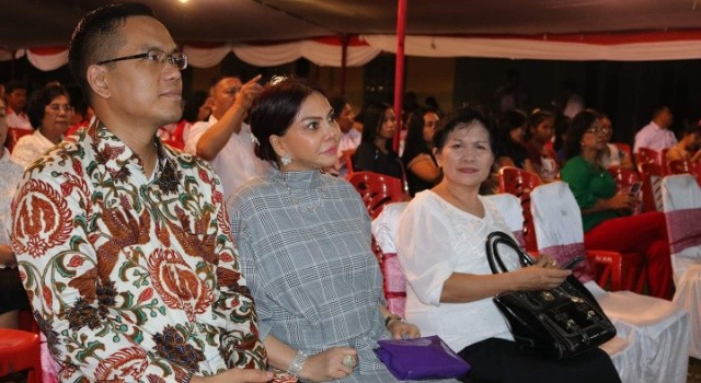 Pengurus DPP Gerindra Simon Mantiri bersama Ketua DPD I Gerindra Sulut Vonnie Panambunan mengikuti ibadah pra Natal.