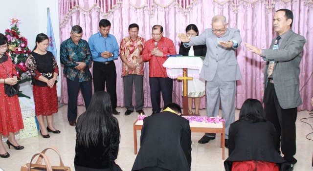 Sejumlah hamba Tuhan mendoakan para mahasiswa STTBJ Langowan.