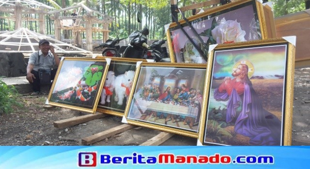 Berbagai lukisan dijual Yanto.