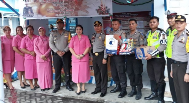 Kapolres AKBP Alfaris Pattiwael bersama Ketua Bhayangkara Minut Linda Libranita serta jajaran, mengunjungi Pos Pam Airmadidi.