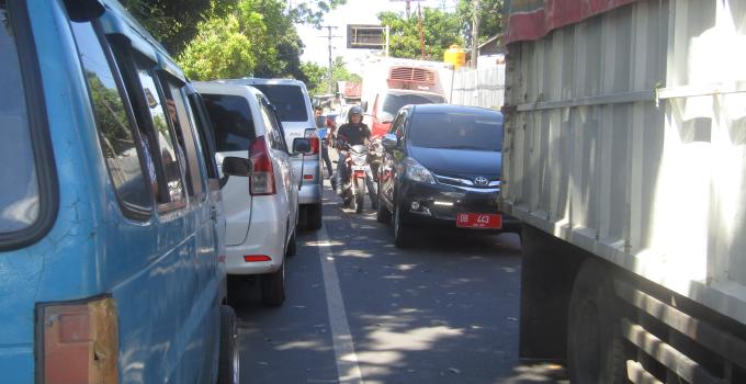 Kemacetan parah di ruas Teling dan Tingkulu, Selasa (5/12/2017) siang