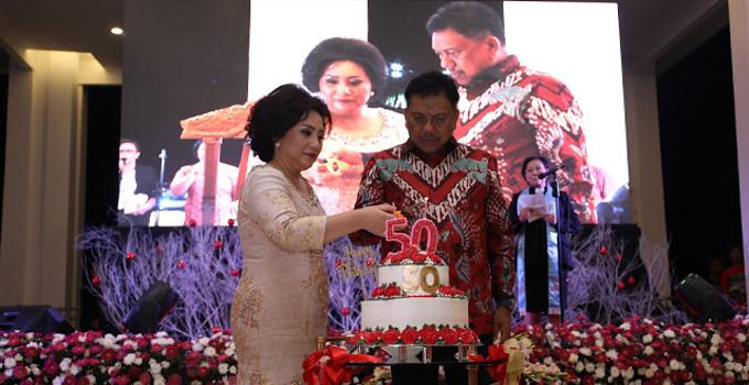 Sukacita HUT ke-50, Rita Tamuntuan pasang lilin didampingi suami Olly Dondokambey