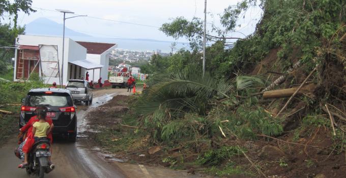 Tanah longsor dan pohon tumbang menimpa jaringan listrik di ruas Tingkulu-Koka
