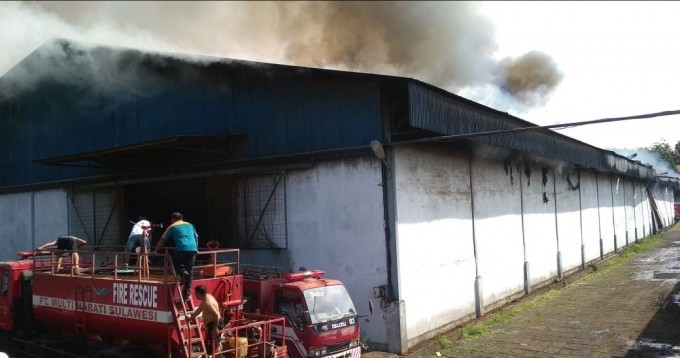 Proses pemadaman api yang membakar gudang PT MNS masih terus dilakukan