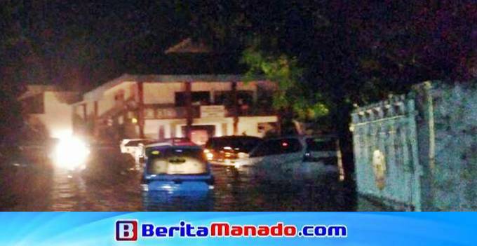 Sejumlah kendaraan yang parkir Gedung Pingkan Matindas terendam banjir
