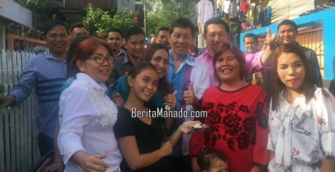 Warga antusias mengajak Wali Kota Manado Vicky Lumentut untuk berfoto selfie.
