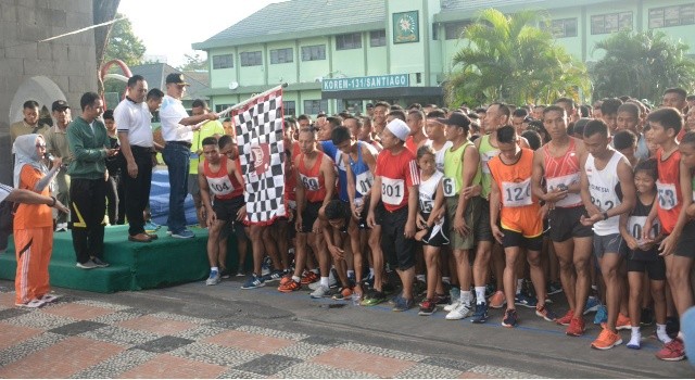 Kolonel Inf Endro Satoto melepas para peserta lomba lari maraton 10 K