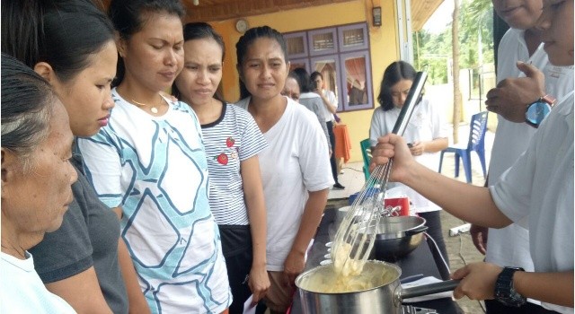 Live cooking bersama ibu-ibu warga desa Pulisan