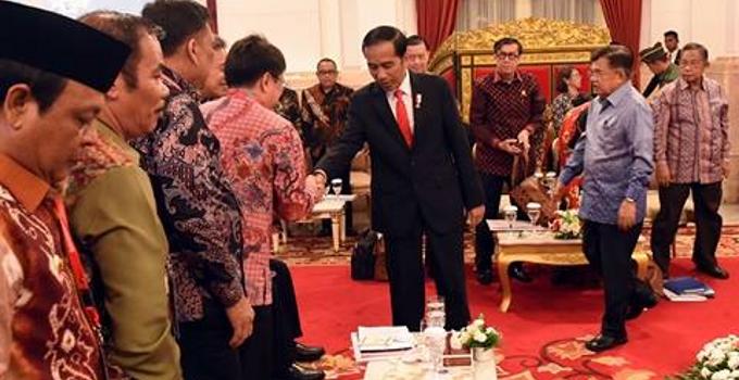 Andrei Angouw berjabat tangan dengan Presiden Jokowi