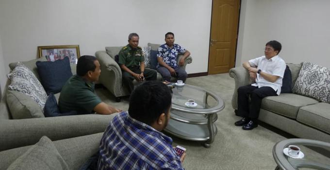 Ketua DPRD Sulut, Andrei Angouw, menerima kunjungan pejabat di ruangan kerjanya
