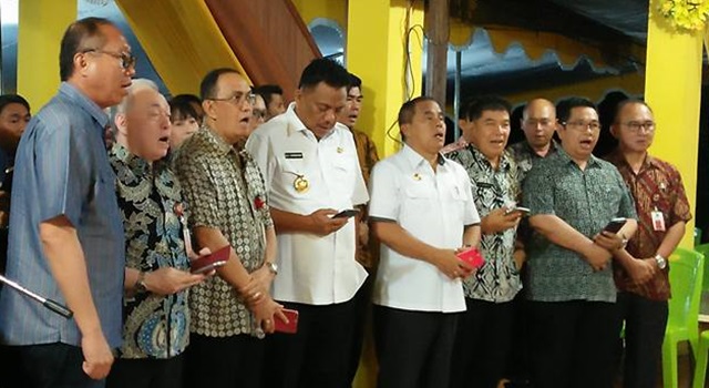 Gubernur Olly Dondokambey bersama Jajaran Pemprov Sulut dan beberapa kepala daerah saat membawakan puji-pujian penghiburan. (Foto:IST)