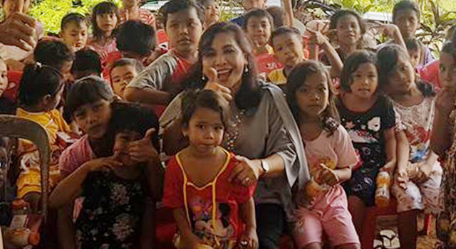 Debby Bukara saat bersama anak-anak di Kilo Lima Manado. (Foto:IST)