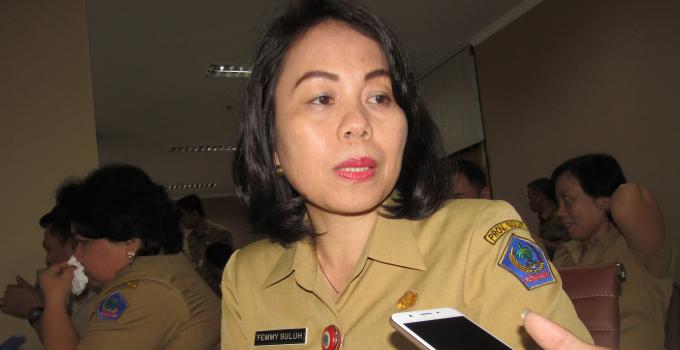 Kepala BKD Femmy Suluh disela rapat bersama Komisi 1 DPRD Sulut, Senin (22/1/2018)